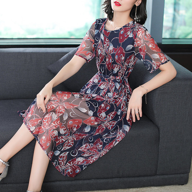 越来越多的女人，不喜欢穿裤子，这样穿凉快又高雅