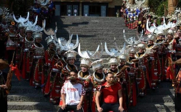 去旅游时，有位游客不听劝，喝了苗族姑娘给的酒，结果“丢人”了