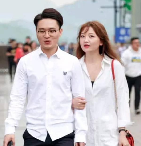  『风采』街拍：亭亭玉立的美女，一件白色上衣配粉红色半裙，时尚女性风采