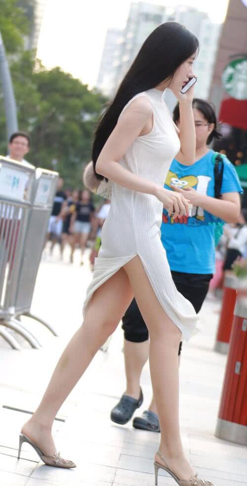 超模小姐姐穿白色高开叉连衣裙包裹窈窕身姿，一双美腿十分吸睛