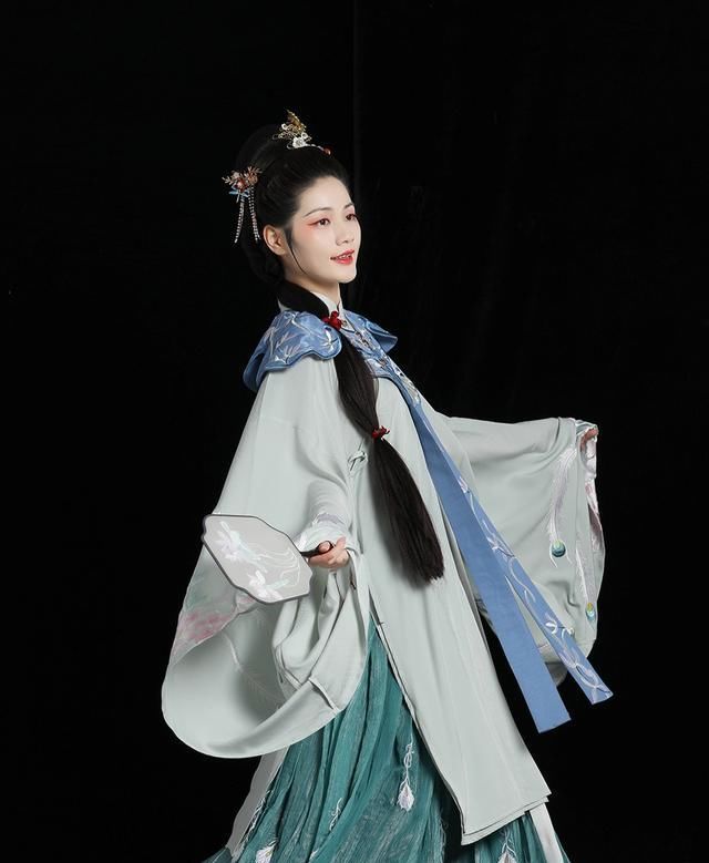 整套衣服■来不及解析了,不需要遵循配色不过三原则,汉服配色就是这么随性