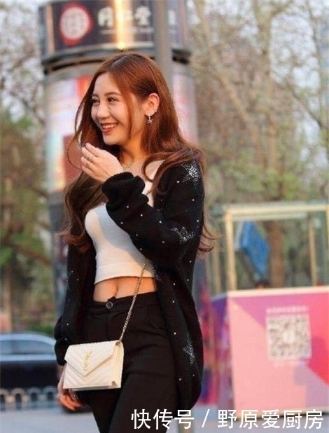  「身穿」街拍小美女气质高雅，身穿一件连衣裙，简洁大方又不失美感与优雅