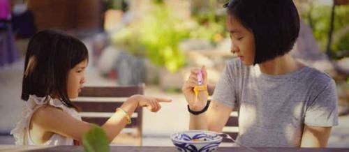 黄磊■黄磊女儿多多和妹妹近照曝光，姐妹俩同框打扮颇相似，互动超有爱