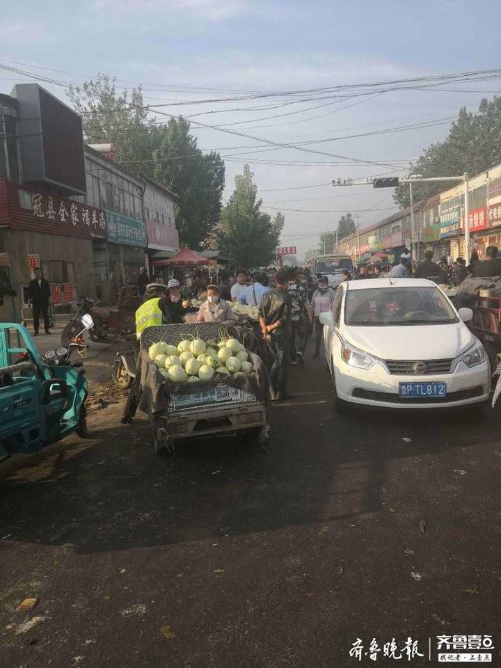  事故■防拥堵防事故！五一假期莘县交警驻守瓜菜市场周边保畅安