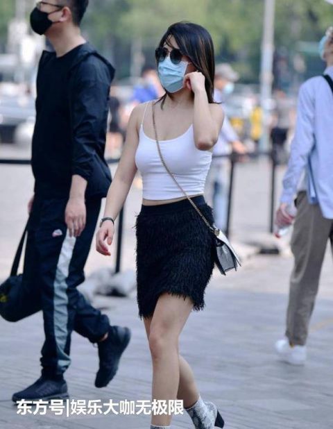  「倾城倾国」街拍：倾城倾国的美女，一件白色上衣配白色半身裙，优雅女神魅力
