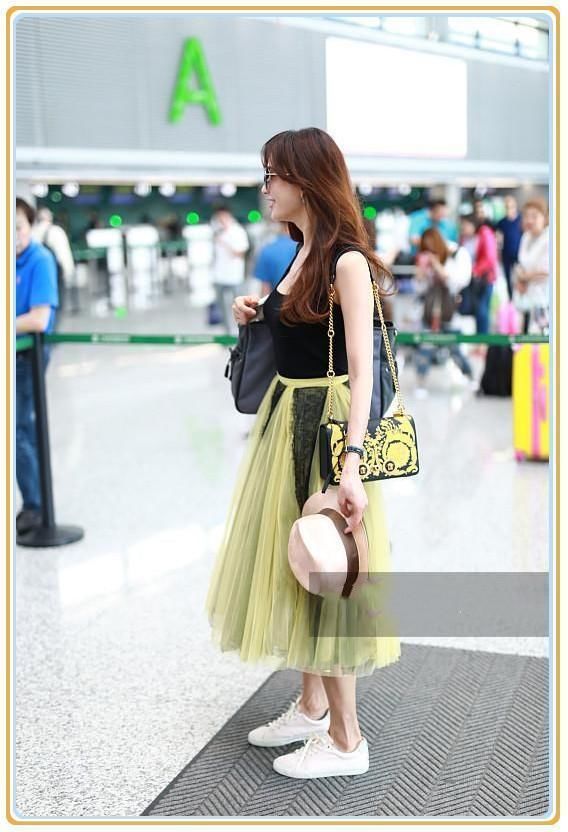 没林志玲身材真别穿小背心，像戚薇这样穿成未成年少女得多尴尬啊