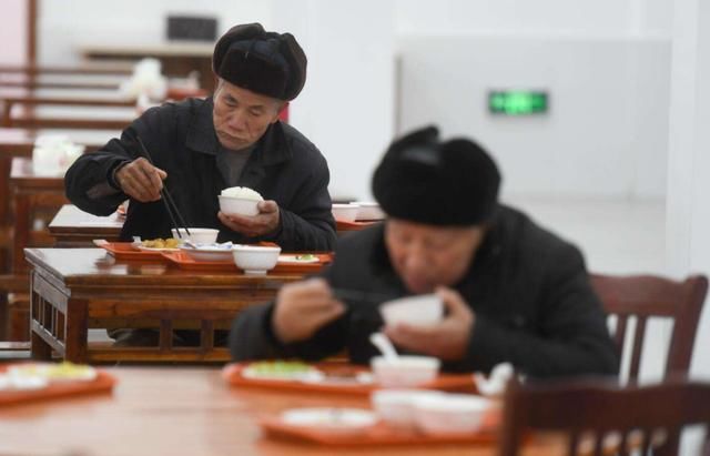 养老金“15连涨”，1.18亿人受益！可今年退休的老人却表示很无奈