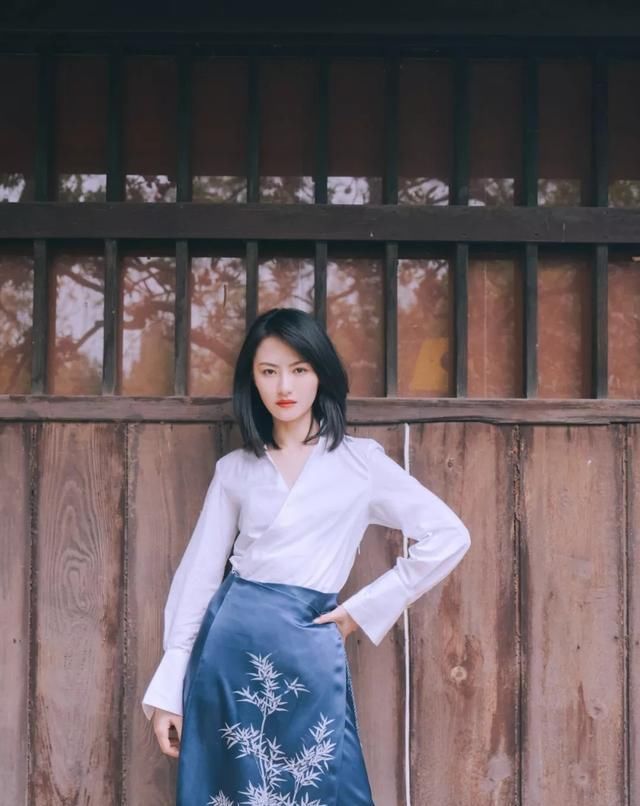  『条纹衬衫』衬衫+半裙=今春流行新穿法,时髦显高显腿长,特有范儿!