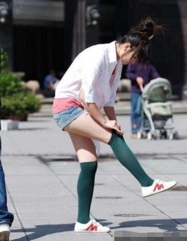 这样穿着打底裤，真的是太丑了，最好注意一下！