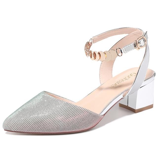 仅靠这双高跟单鞋本身就能穿出迷人的女人味,轻易吸引别人的眼球