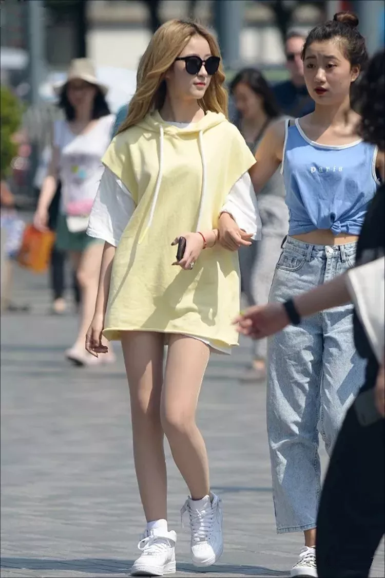 街拍美女：小姐姐时尚打扮凸显完美身材曲线，尽显妩媚女人味！
