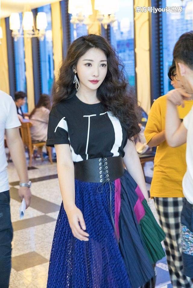 柳岩不走性感路线换风格了，大胆挑战范冰冰，轻轻松松就赢了!