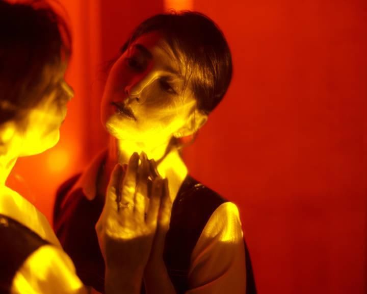 红色系还能这么穿吗?魅力无限，江疏影你又美了!