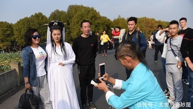 白娘子现身西湖断桥 游客争相与她合影 称这次没白来