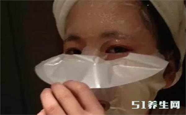 面膜里的那层塑料纸是什么?很多人都扔掉了,难怪天天敷没效果！原