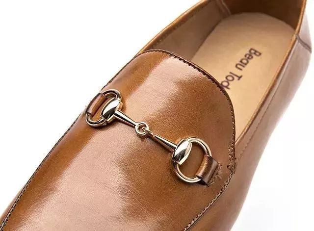 这双鞋流行了近百年，经典就是永不过时