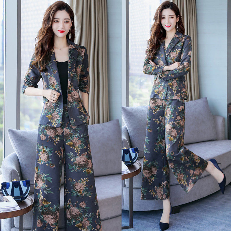 女人别总穿裙太千篇一律，多穿气质两件套装，高挑减龄又显瘦