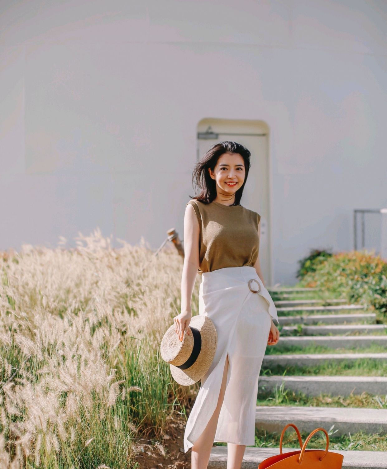  腿部线条：三木告诉你怎么穿出高级感,驼色针织衫配卡其色高腰裤,清新复古