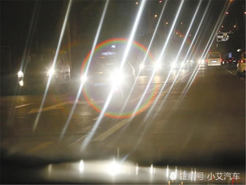 夜晚跑高速用近光灯？交警：科目一怎么学的？连灯都不会用？