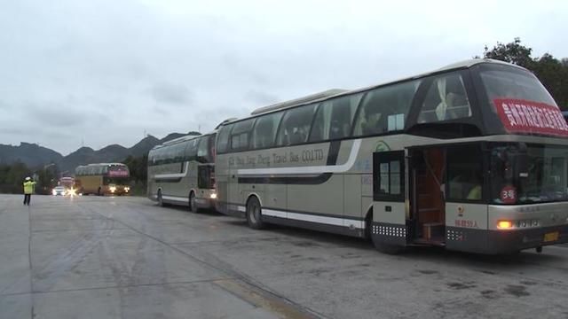  [高速]12小时523公里，湖南高速警察护送22台大巴车606名工人返岗复工