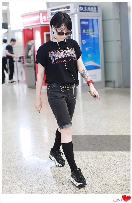 当吴莫愁穿短裤撞上吉克隽逸，网友：豪放与保守的差距一目了然！