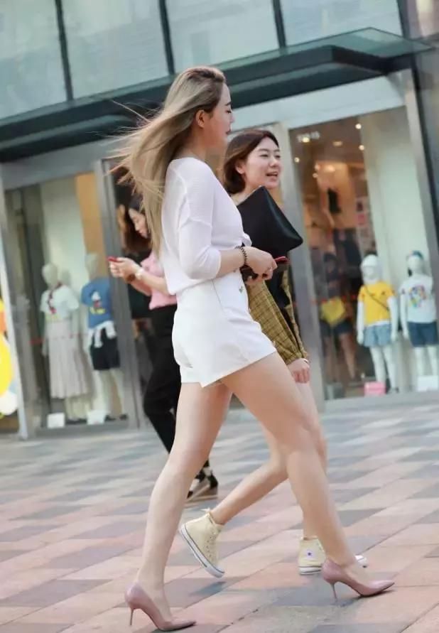 白色抹胸内衣搭配纯白短裤，柔软线条妩媚至极