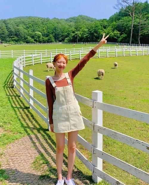  「春天」裙子+平底鞋=2020春天最洋气穿搭！