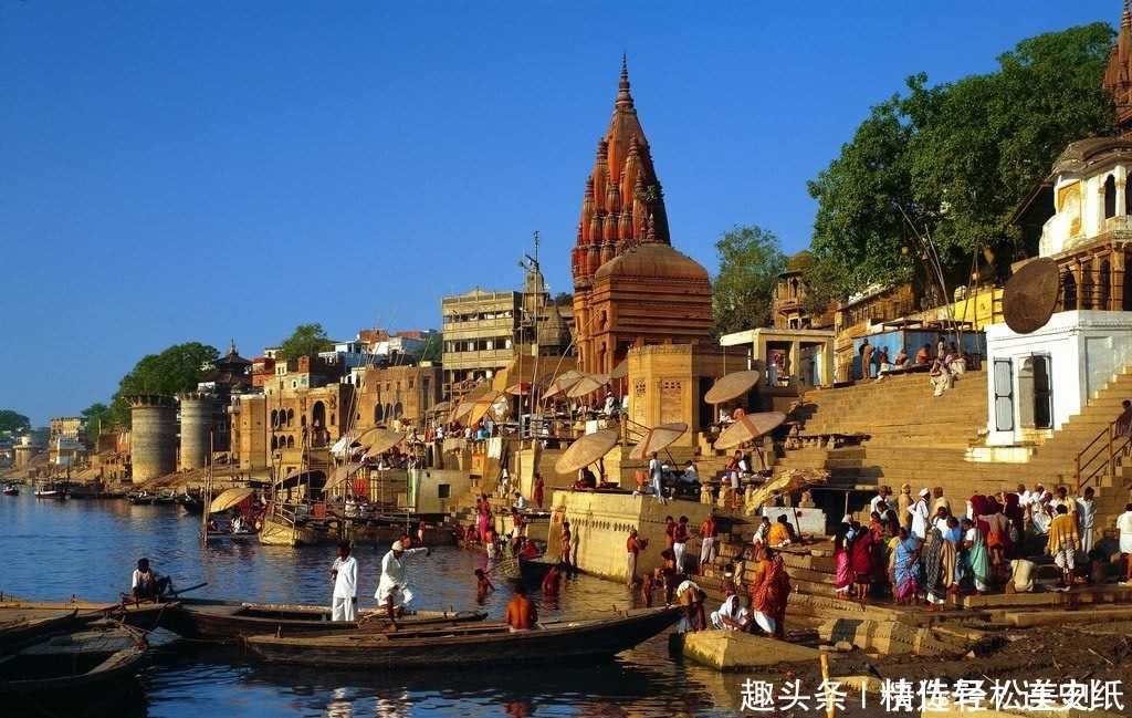 印度人坐中国火车，乘务员愣住了，印度人还问：你们不是这样吗？