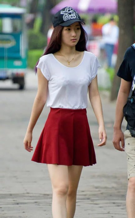 甜美小姐姐清爽靓丽的穿搭，大秀前凸后翘的身材，修长美腿吸睛无