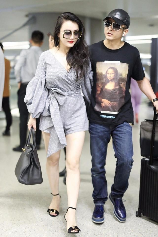 冉莹颖的“时尚”真难懂,短裙外还配两块挂布,丑的没底线!