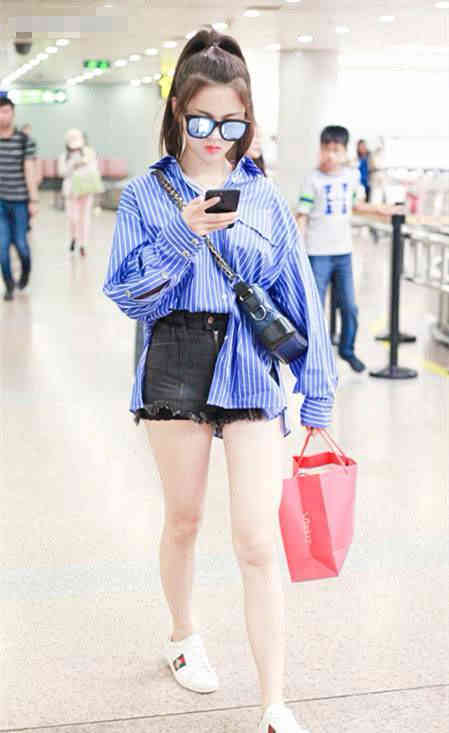 杨超越玩儿“下半身消失”,还坐下来,网友:她有穿安全裤