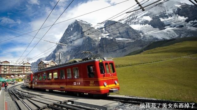 坐着火车爬雪山是种什么体验？