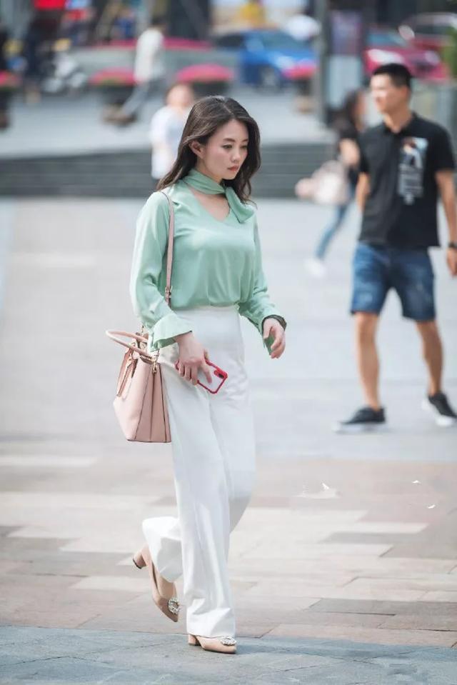 美女:美女脚上一双银色的小高跟鞋, 整体看起来好时尚