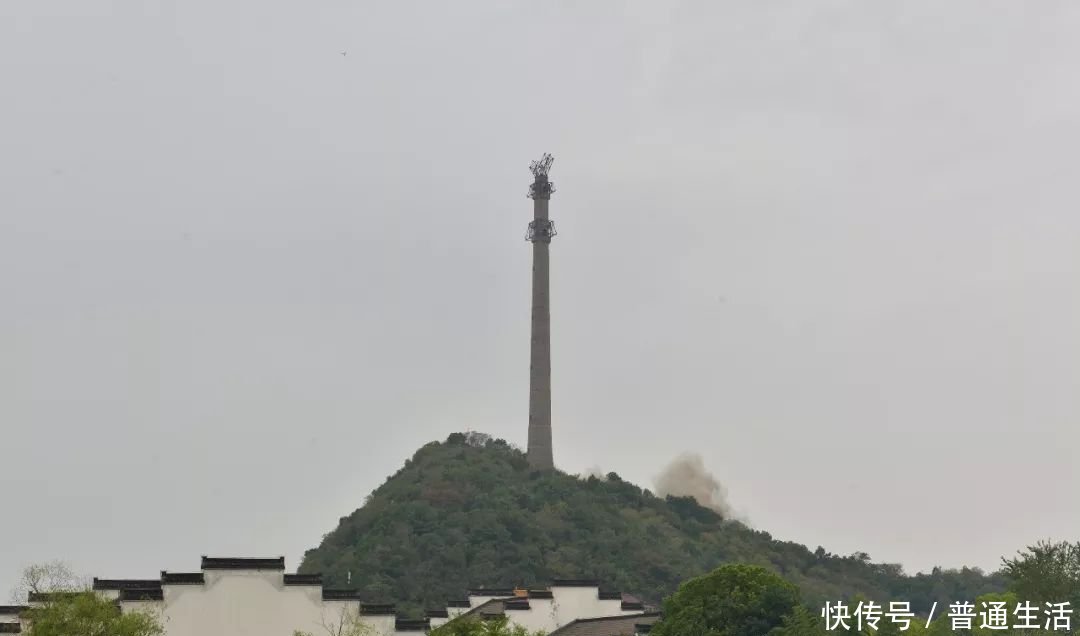  「竖立」安徽第一座跨江输电塔爆破拆除，竖立江边60年，高达113