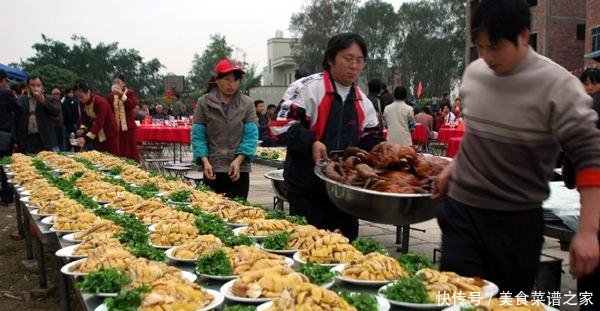 广东土豪摆50桌宴席请乡亲吃饭，老家穷得叮当响，不用礼金免费吃