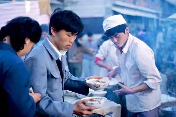 15张老照片:80年代外国游客拍摄的中国小吃！