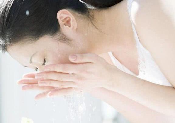 夏天洗脸时,在水里加点“它”,皮肤慢慢变好,可惜很多人不知道