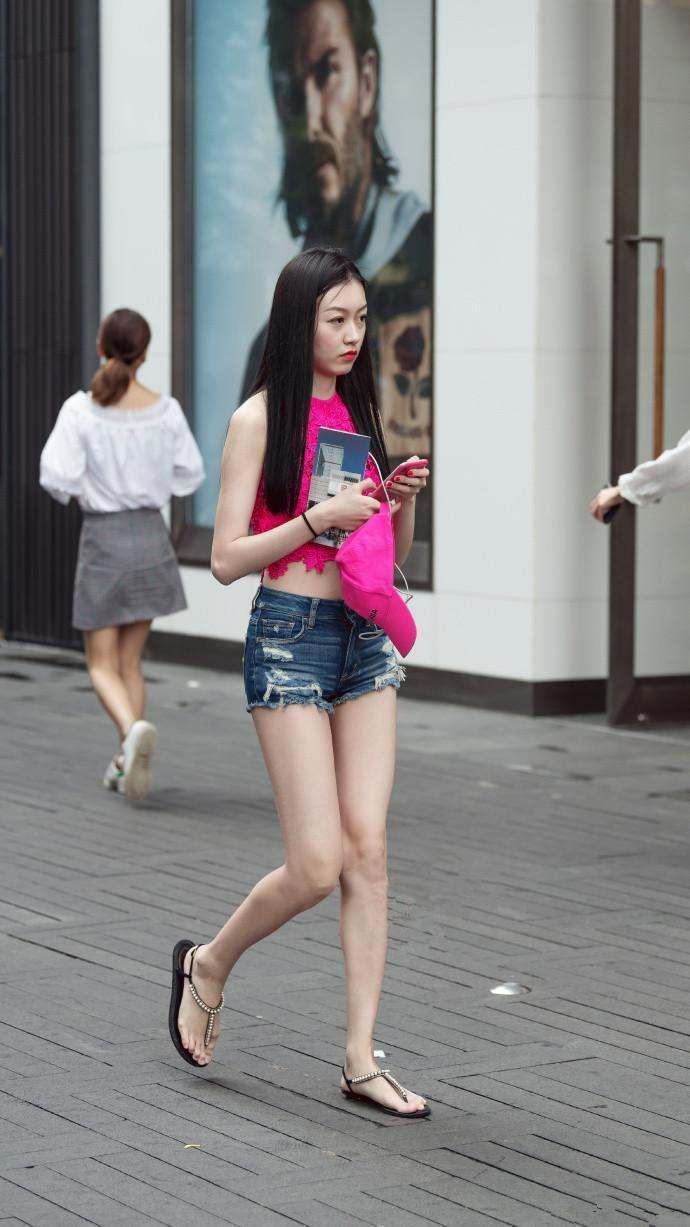 街拍:穿短裤的小姐姐充满了迷人的气息,凸显十足女人风情!