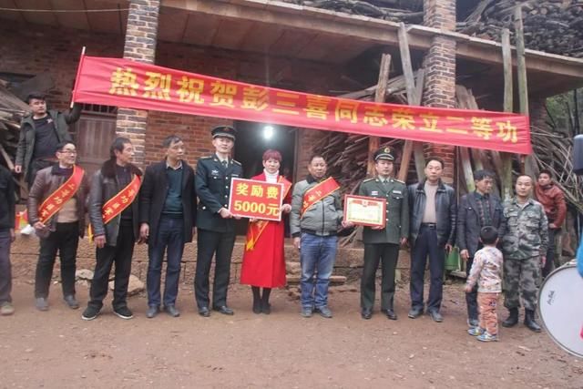 指导员给立功官兵送喜报，车站安检被拦下，打开一看是二等功奖章