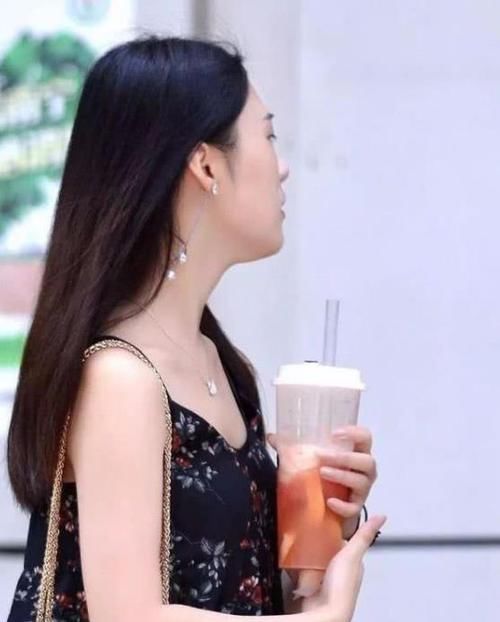  『美女』养眼女神街拍：国色天香的美女，一件白色短袖配蓝色牛仔裤，时尚清爽迷人