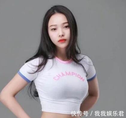 路人街拍时尚靓丽的打底裤美女，精致甜美，穿出女神范