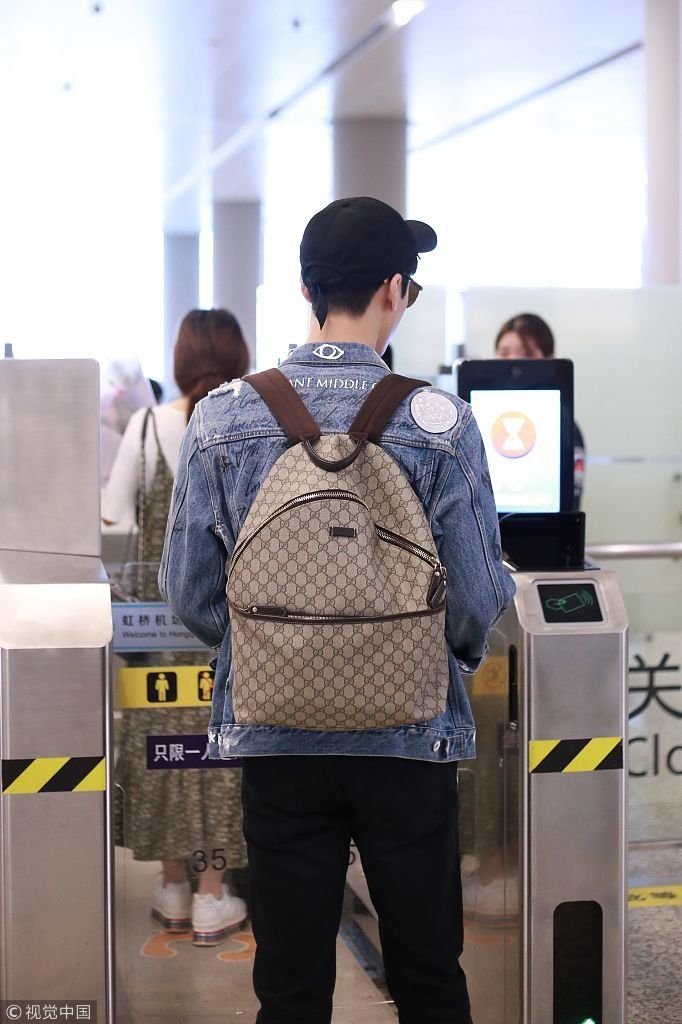 茅子俊一路飞奔赶飞机气喘吁吁  牛仔外套配长裤经典帅气