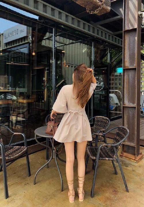  『美女』美女搭配浅色包臀连衣裙, 展现出优雅的气质!