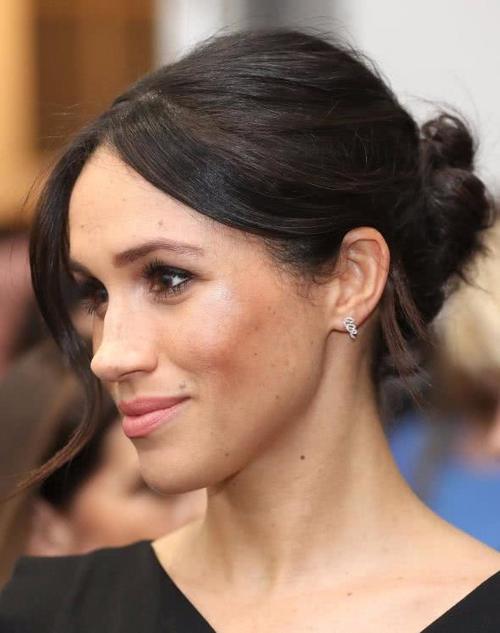 梅根王妃一个月后再次亮相,双腿变得纤细,越来越有王妃范