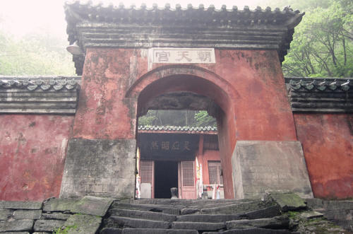 新年烧香祈福,各地的寺庙成为热门景区,香劵其实就是门票