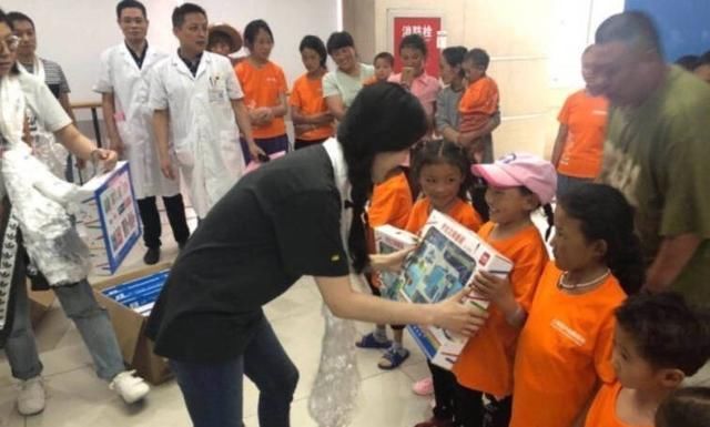 范冰冰探望生病儿童后，又拿全球代言力证实力，这点风波不值一提