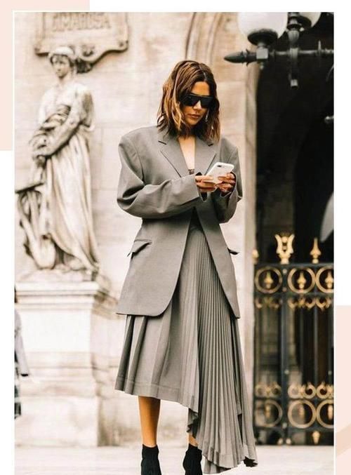  清爽：今年别穿风衣了，小西装让你清爽迷人，搭配裙装清新时尚