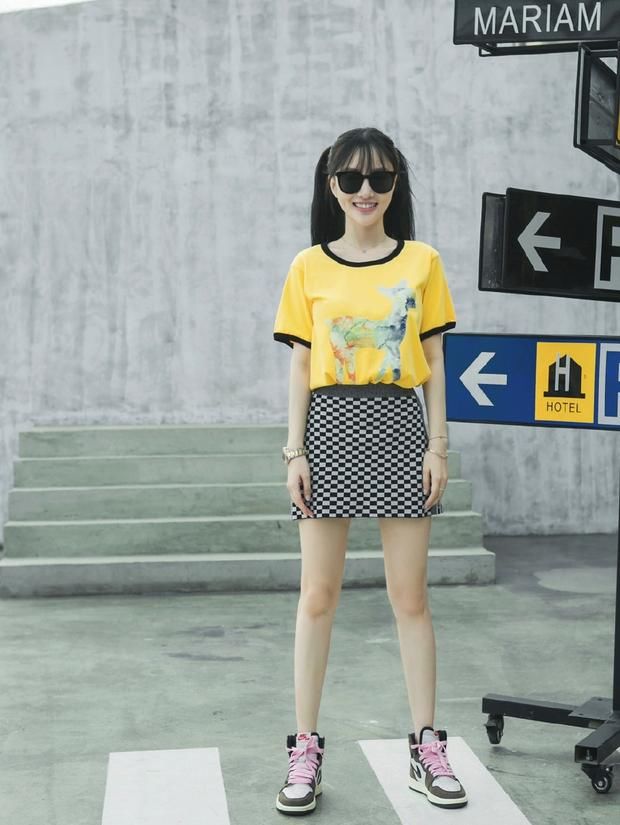 李小璐黄T恤搭纹格裙秀美腿 扎双马尾少女感十足