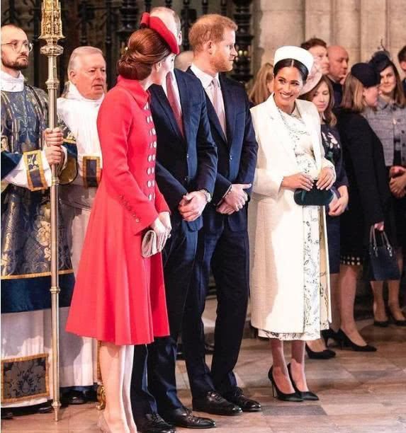 『 凯特』梅根选绿裙用力过猛沦为陪衬，红绿斗艳！凯特王妃穿红裙美成焦点