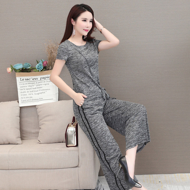 难怪老婆把连衣裙都扔了，立秋穿这样的运动套装，魔鬼身材很迷人